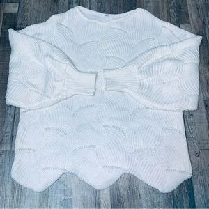 White oversized sweater with scallop detail and balloon sleeves. Size small💫